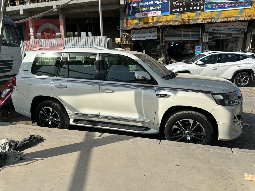 تۆیۆتا لاند کروزەر